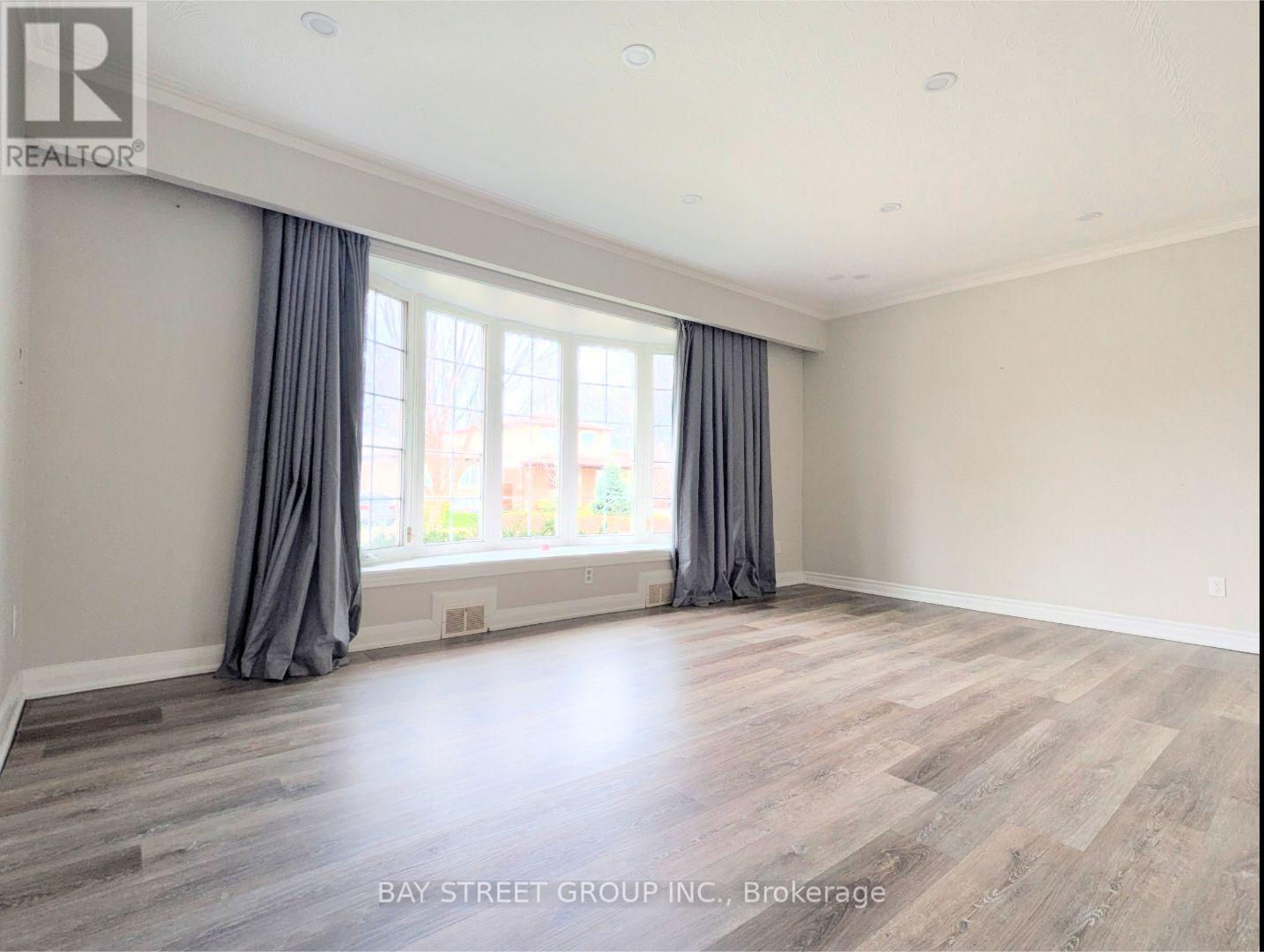 Main - 8 Storey Crescent, Toronto, Ontario  M9B 3C8 - Photo 3 - W12959044