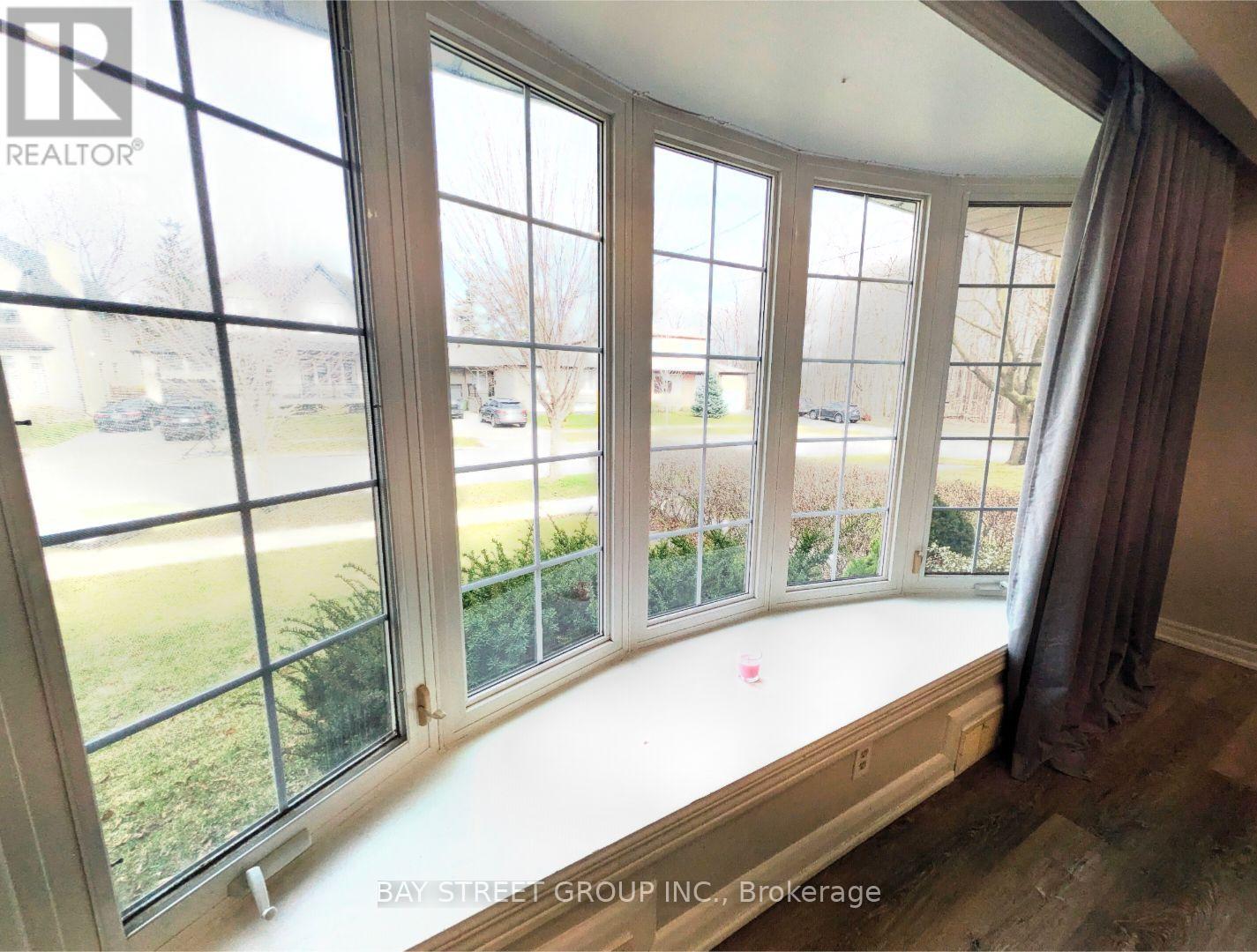 Main - 8 Storey Crescent, Toronto, Ontario  M9B 3C8 - Photo 4 - W12959044