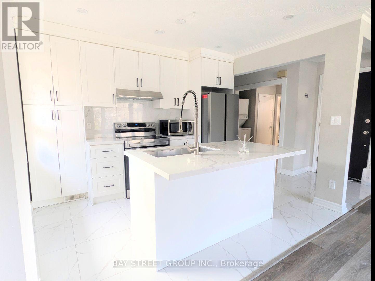 Main - 8 Storey Crescent, Toronto, Ontario  M9B 3C8 - Photo 7 - W12959044