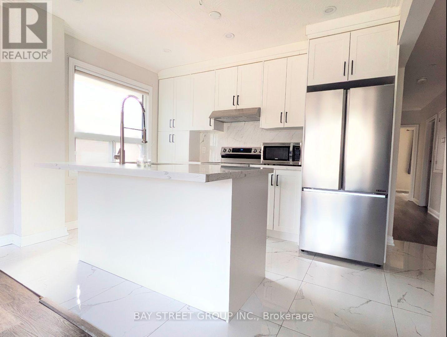 Main - 8 Storey Crescent, Toronto, Ontario  M9B 3C8 - Photo 8 - W12959044