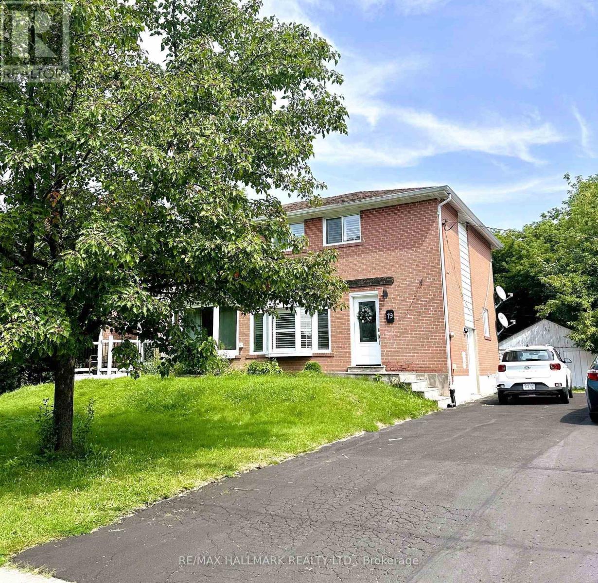 19 RICHARDSON DRIVE, Aurora, Ontario