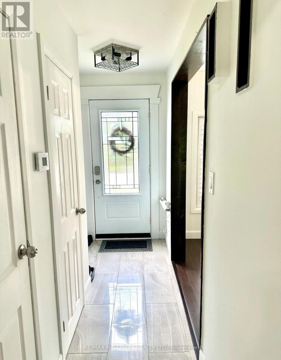 19 Richardson Drive, Aurora, Ontario  L4G 1Z2 - Photo 2 - N12959116