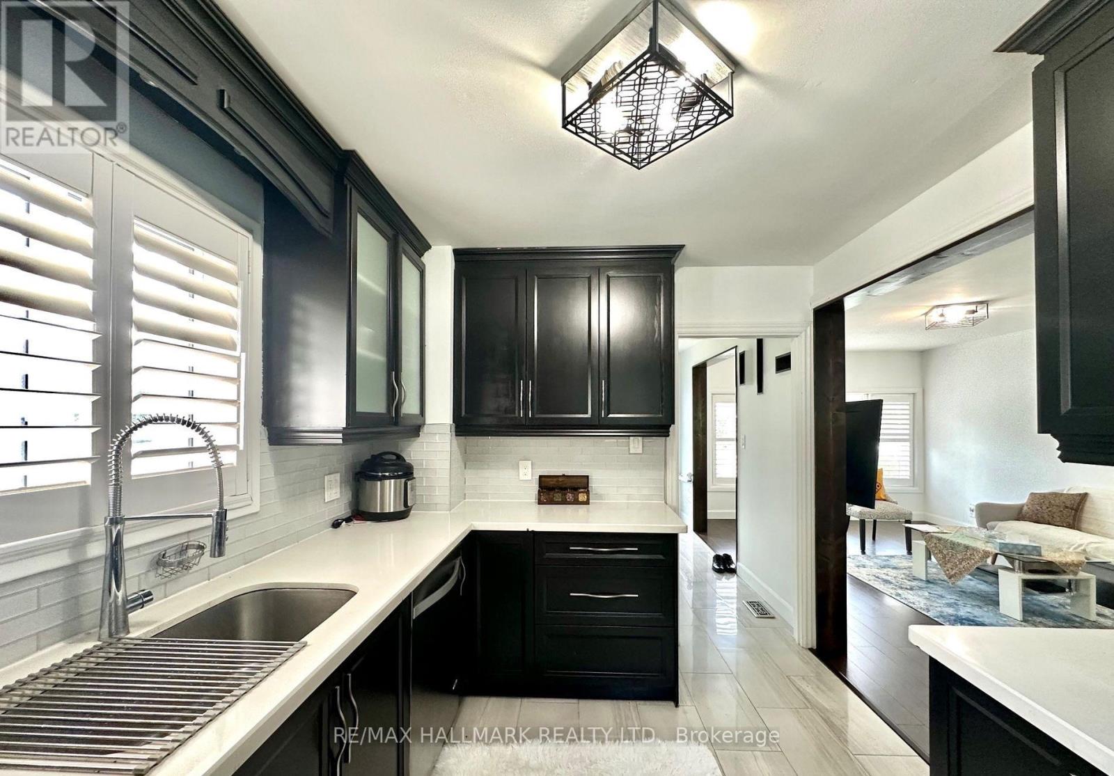 19 Richardson Drive, Aurora, Ontario  L4G 1Z2 - Photo 7 - N12959116