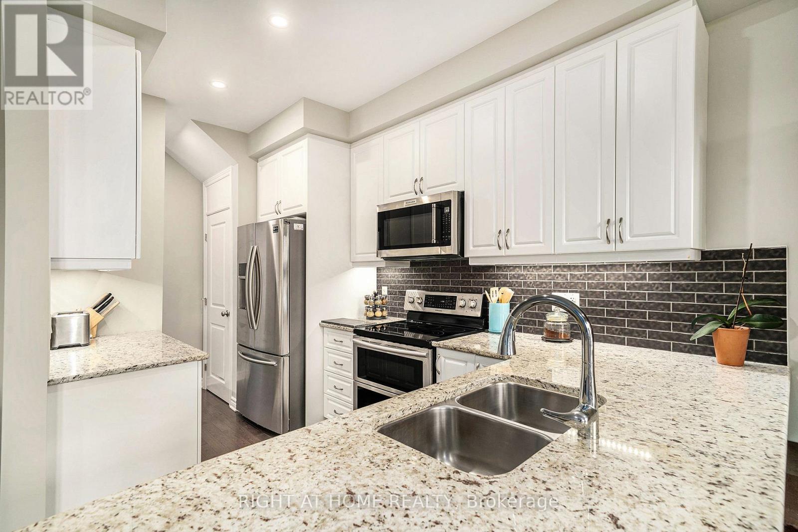 699 Sora Way, Ottawa, Ontario  K1T 0R3 - Photo 7 - X12914074