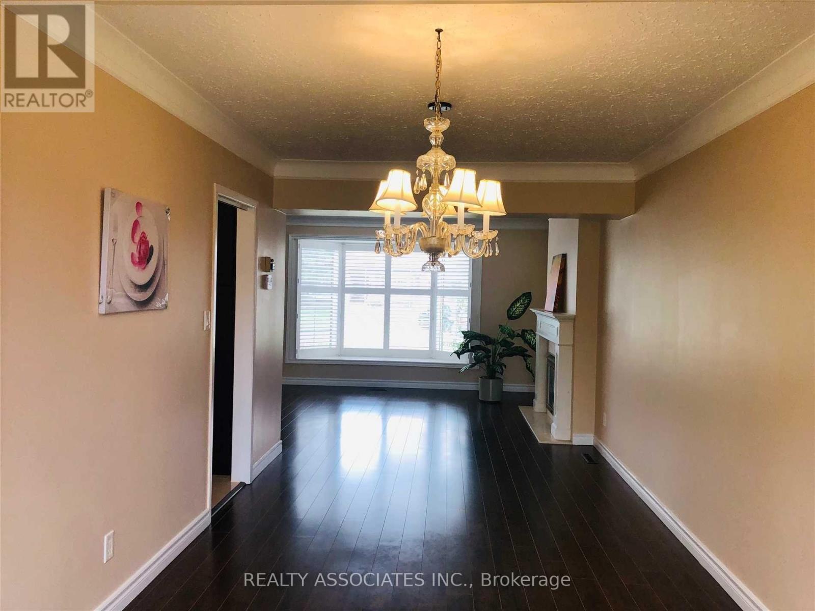 32 Almond Avenue, Markham, Ontario  L3T 1L1 - Photo 3 - N12959152