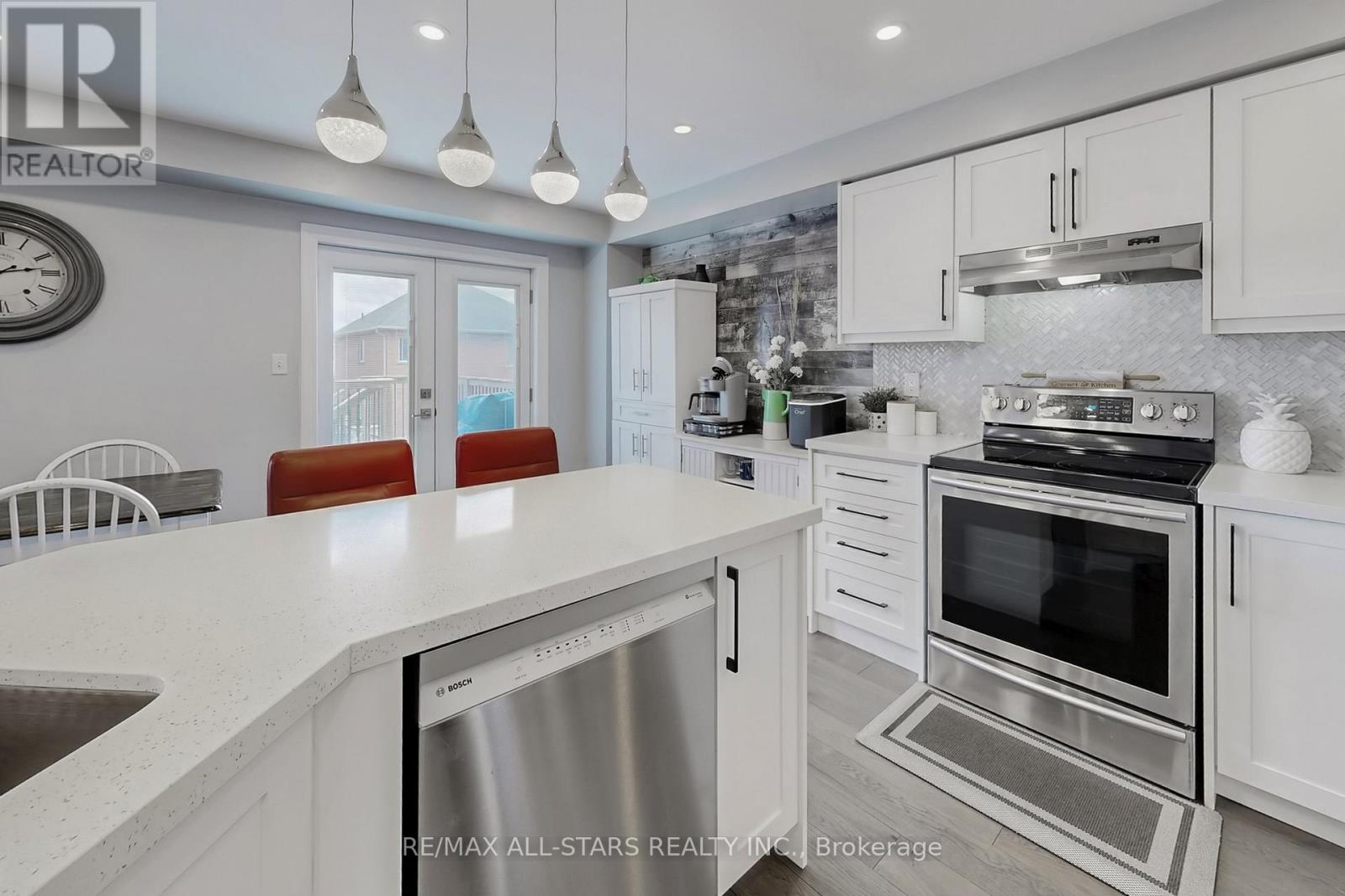 6 Hirst Avenue, Georgina, Ontario  L4P 4E6 - Photo 13 - N12959154