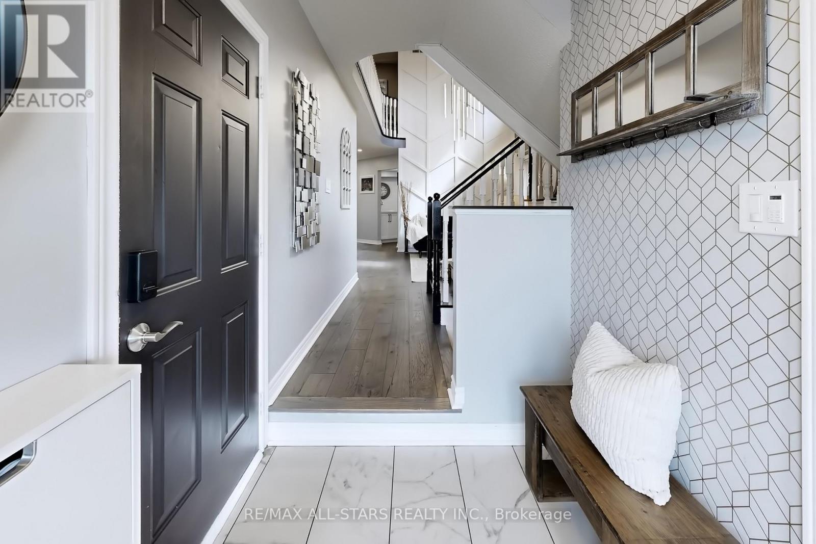 6 Hirst Avenue, Georgina, Ontario  L4P 4E6 - Photo 3 - N12959154