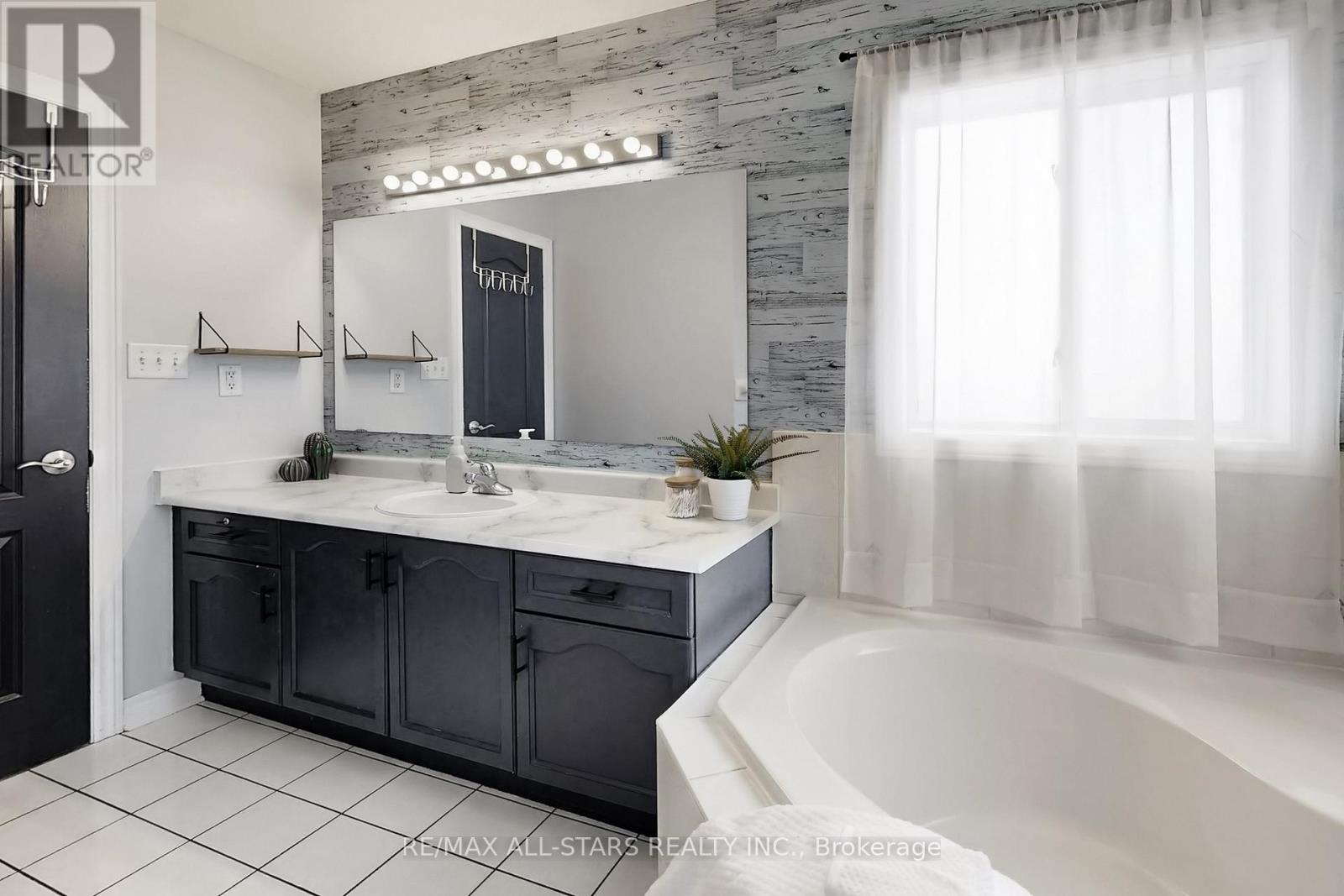 6 Hirst Avenue, Georgina, Ontario  L4P 4E6 - Photo 32 - N12959154