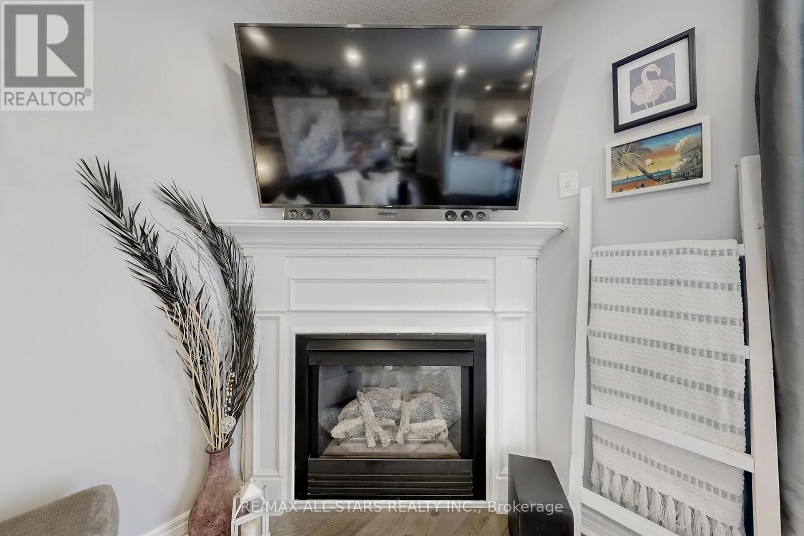 6 Hirst Avenue, Georgina, Ontario  L4P 4E6 - Photo 5 - N12959154