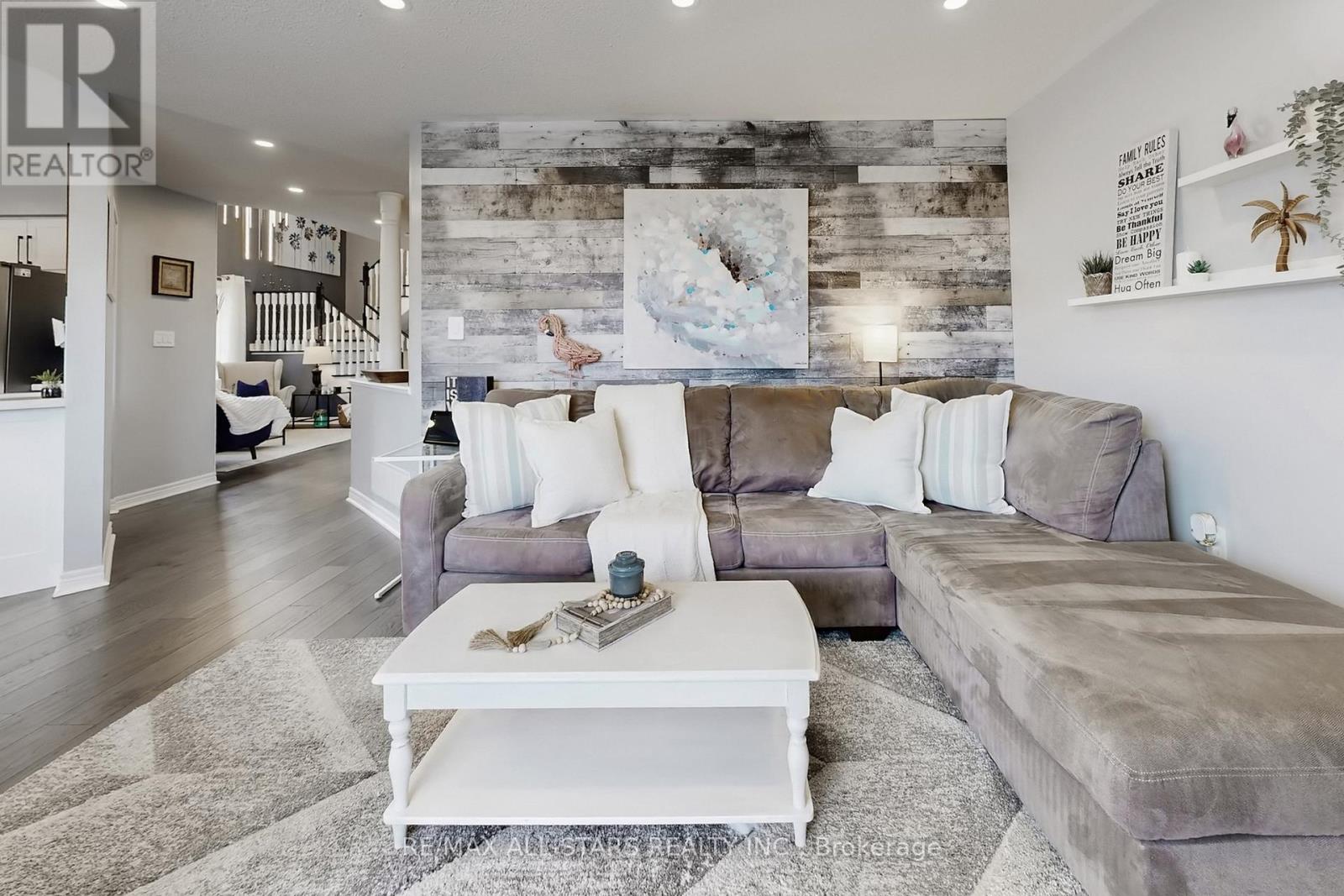 6 Hirst Avenue, Georgina, Ontario  L4P 4E6 - Photo 8 - N12959154