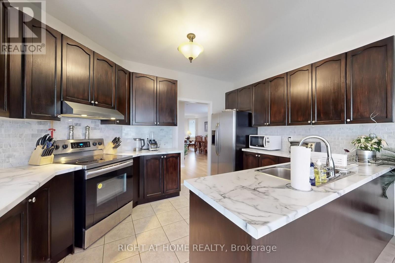 19 Robert Grundy Road, Markham, Ontario  L6C 3A5 - Photo 8 - N12959162