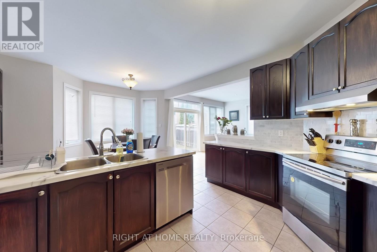 19 Robert Grundy Road, Markham, Ontario  L6C 3A5 - Photo 9 - N12959162