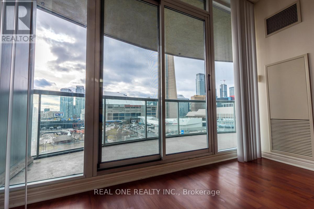 1011 - 51 Lower Simcoe Street, Toronto, Ontario  M5J 3A2 - Photo 3 - C12955466