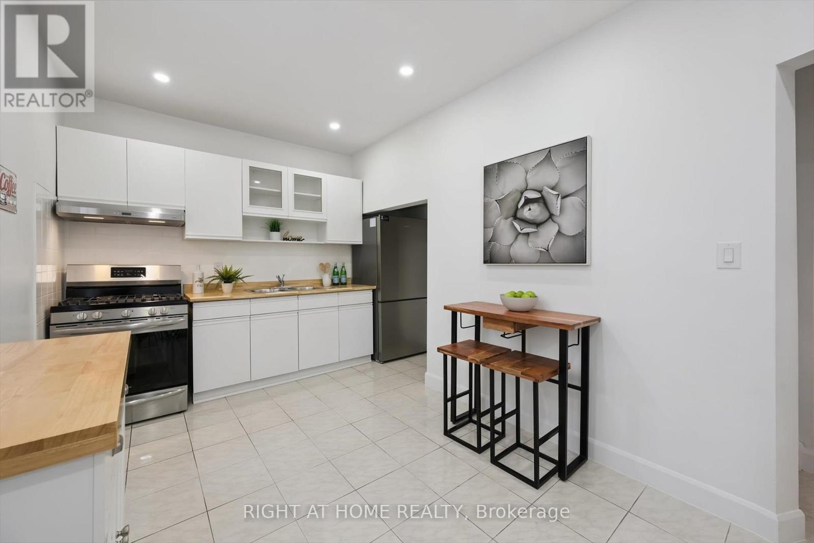 1 Auburn Avenue, Toronto, Ontario  M6H 2L6 - Photo 9 - W12865390