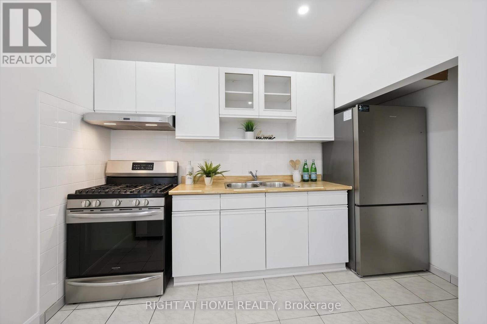 1 Auburn Avenue, Toronto, Ontario  M6H 2L6 - Photo 11 - W12865390