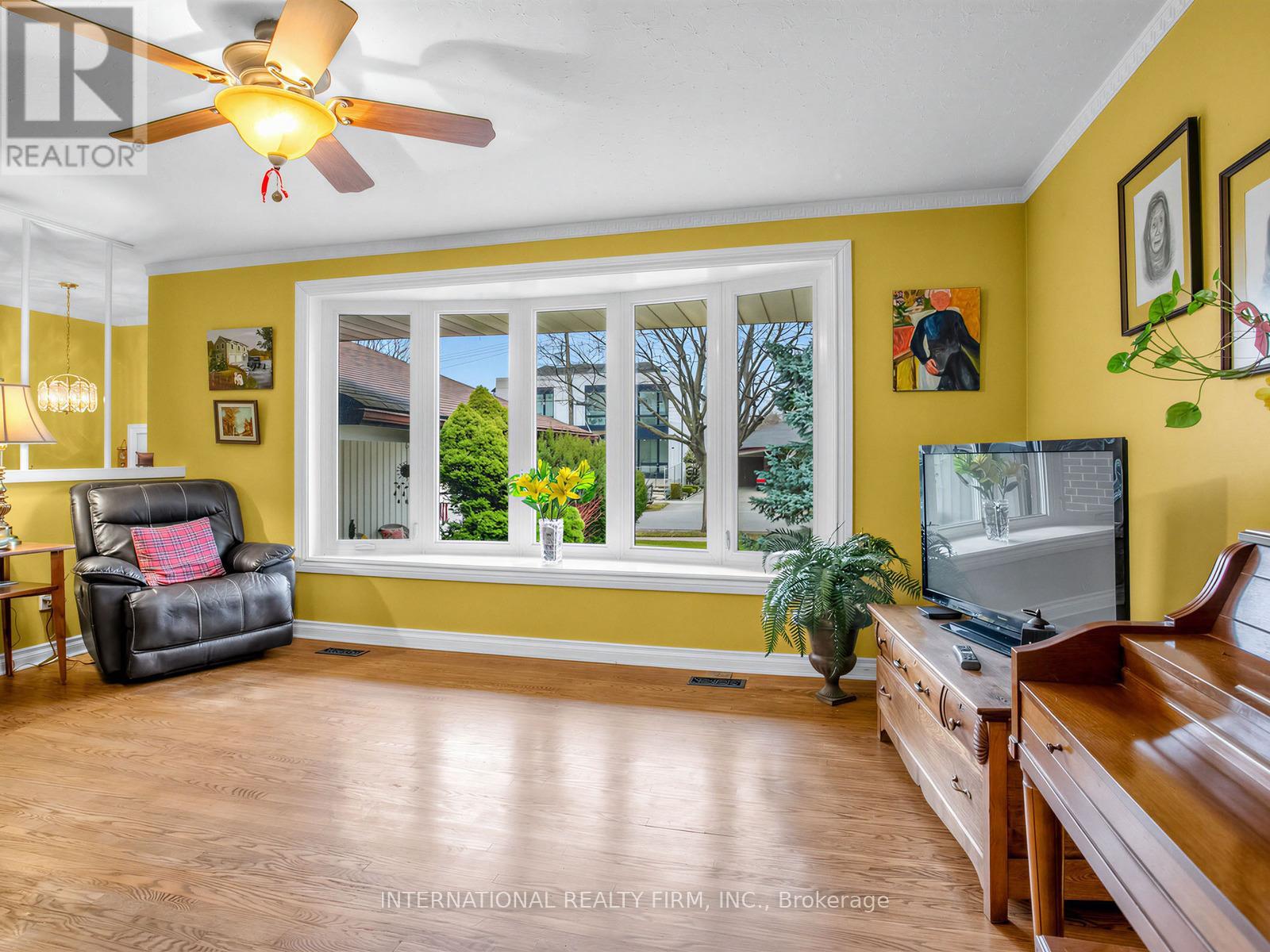 5 Castlebar Road, Toronto, Ontario  M8Z 2J4 - Photo 6 - W12955504