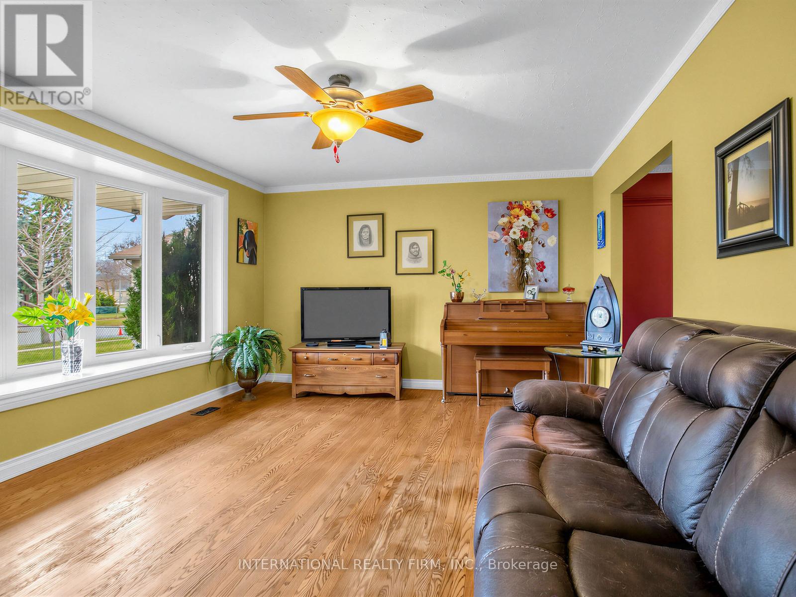 5 Castlebar Road, Toronto, Ontario  M8Z 2J4 - Photo 5 - W12955504