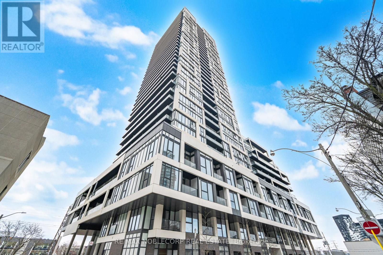 824 - 5 DEFRIES STREET, Toronto, Ontario