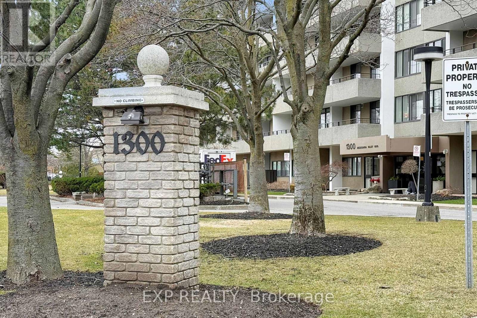 202 - 1300 Mississauga Valley Boulevard, Mississauga, Ontario  L5A 3S9 - Photo 4 - W12959232