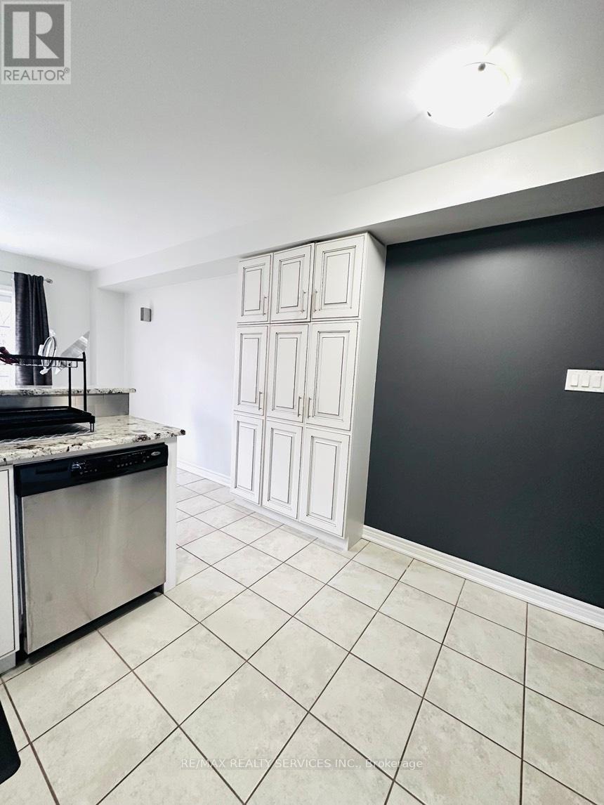 29 Peach Drive, Brampton, Ontario  L6R 0W5 - Photo 11 - W12957426