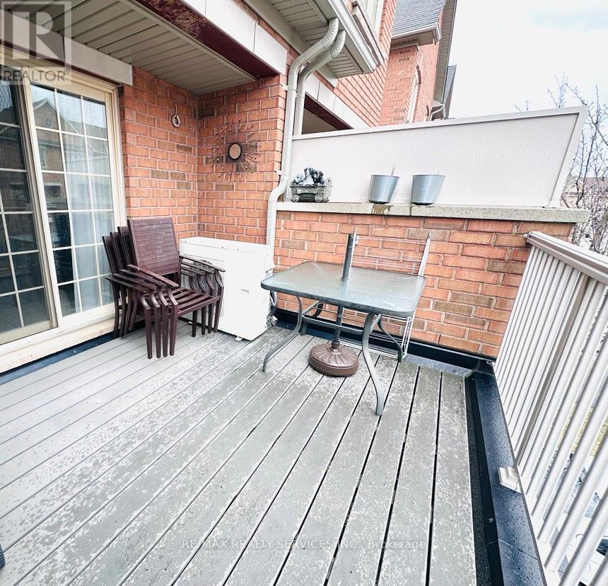 29 Peach Drive, Brampton, Ontario  L6R 0W5 - Photo 8 - W12957426