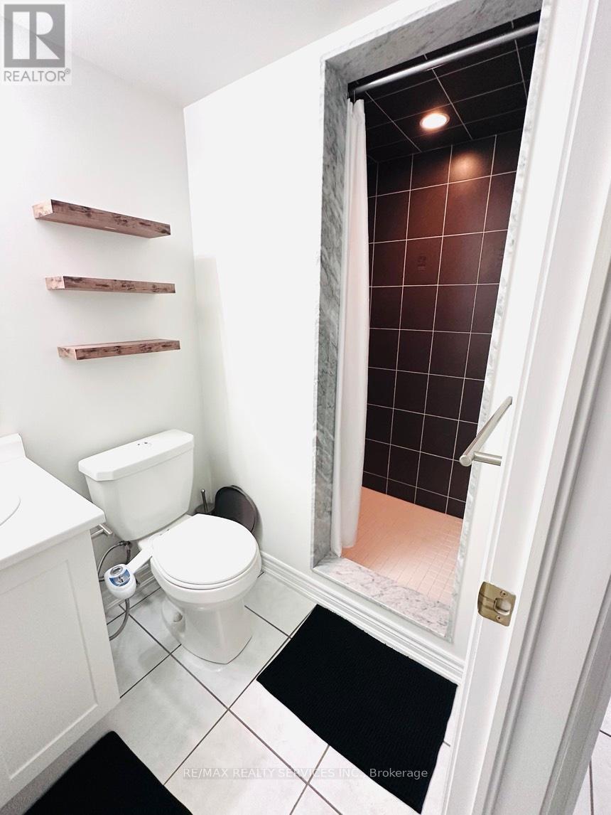 29 Peach Drive, Brampton, Ontario  L6R 0W5 - Photo 5 - W12957426