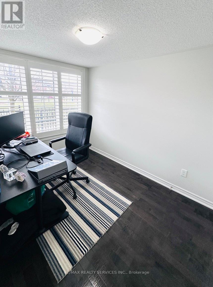 29 Peach Drive, Brampton, Ontario  L6R 0W5 - Photo 3 - W12957426