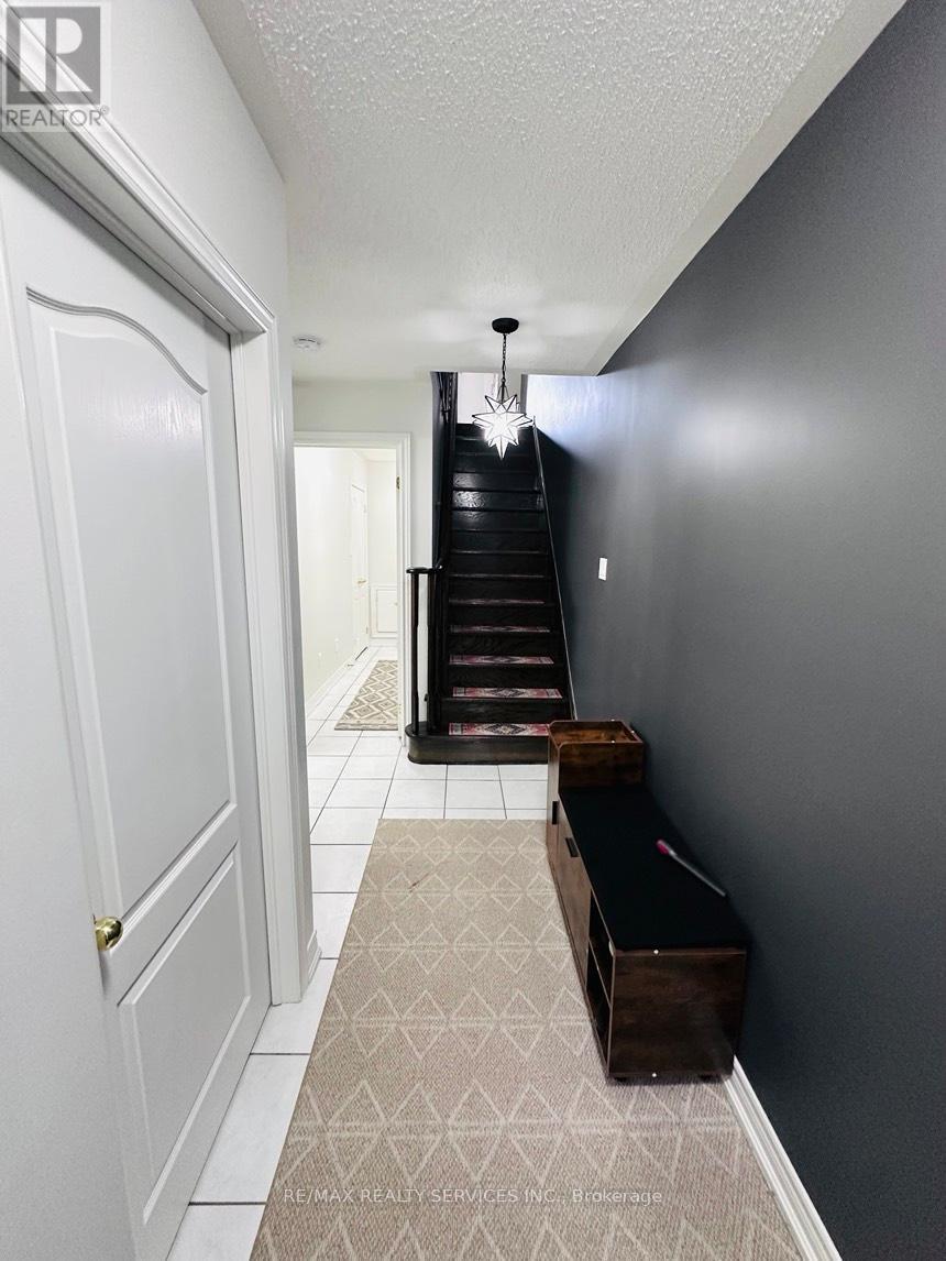 29 Peach Drive, Brampton, Ontario  L6R 0W5 - Photo 2 - W12957426