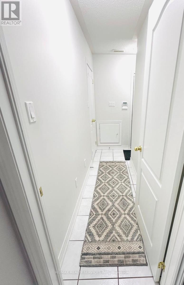 29 Peach Drive, Brampton, Ontario  L6R 0W5 - Photo 6 - W12957426