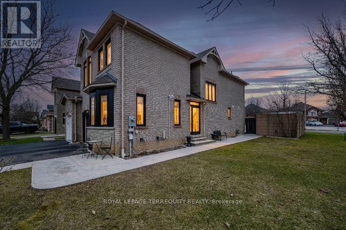 6039 Castlegrove Court, Mississauga, Ontario  L5N 7A8 - Photo 2 - W12958308