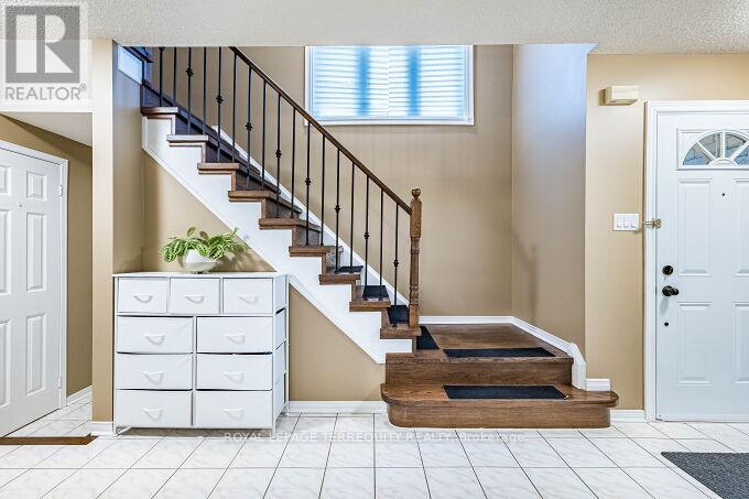 6039 Castlegrove Court, Mississauga, Ontario  L5N 7A8 - Photo 20 - W12958308