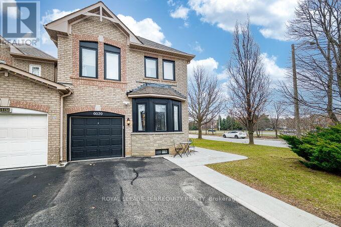 6039 Castlegrove Court, Mississauga, Ontario  L5N 7A8 - Photo 4 - W12958308