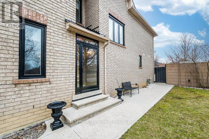 6039 Castlegrove Court, Mississauga, Ontario  L5N 7A8 - Photo 8 - W12958308