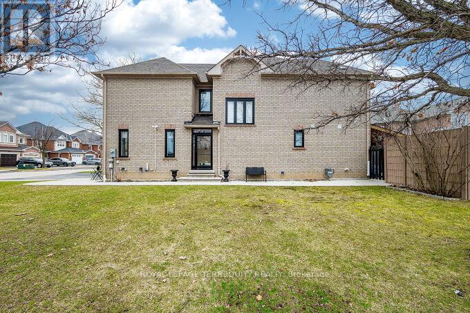 6039 Castlegrove Court, Mississauga, Ontario  L5N 7A8 - Photo 5 - W12958308