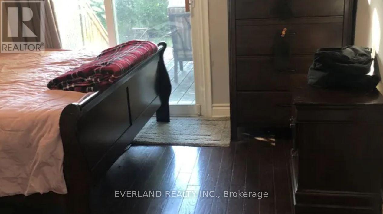 Upper - 302 Hendon Avenue, Toronto, Ontario  M2M 1B2 - Photo 5 - C12955330