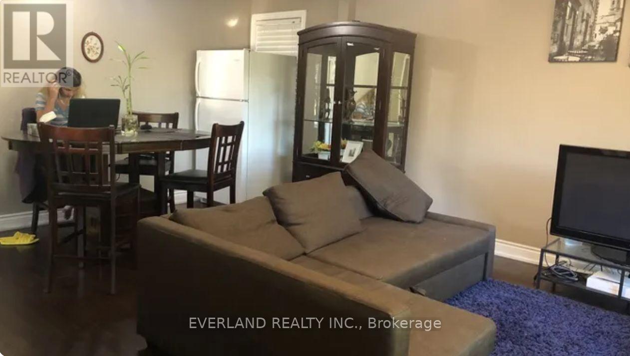 Upper - 302 Hendon Avenue, Toronto, Ontario  M2M 1B2 - Photo 9 - C12955330