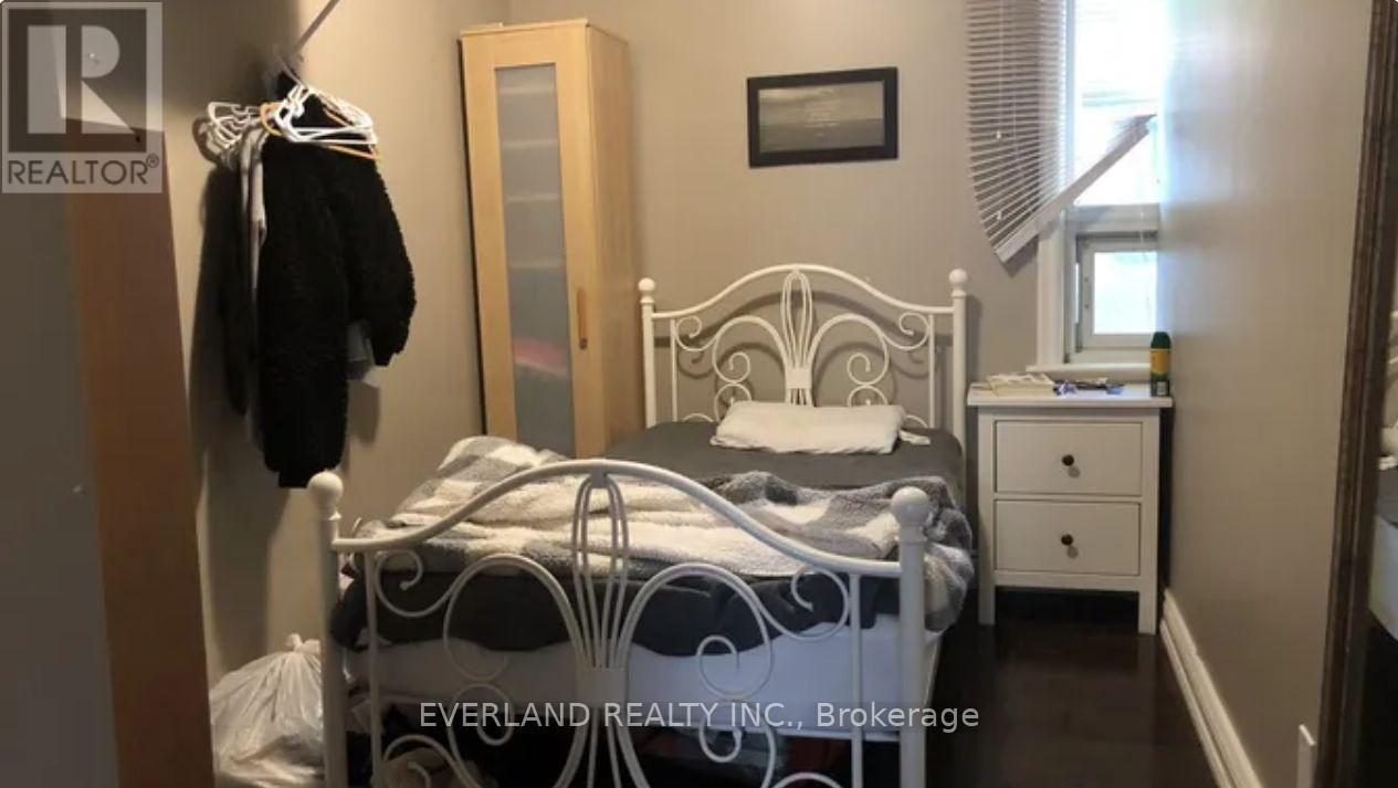 Upper - 302 Hendon Avenue, Toronto, Ontario  M2M 1B2 - Photo 3 - C12955330