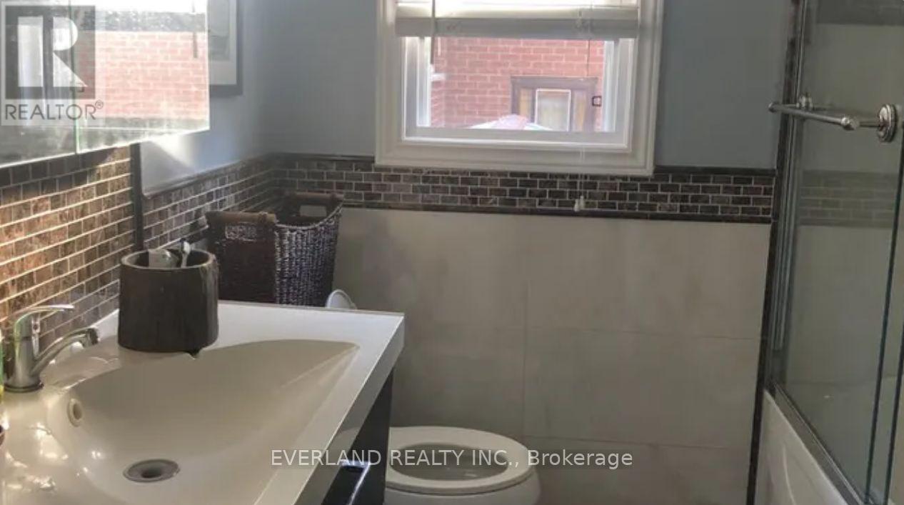 Upper - 302 Hendon Avenue, Toronto, Ontario  M2M 1B2 - Photo 6 - C12955330