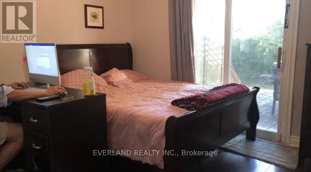 Upper - 302 Hendon Avenue, Toronto, Ontario  M2M 1B2 - Photo 4 - C12955330