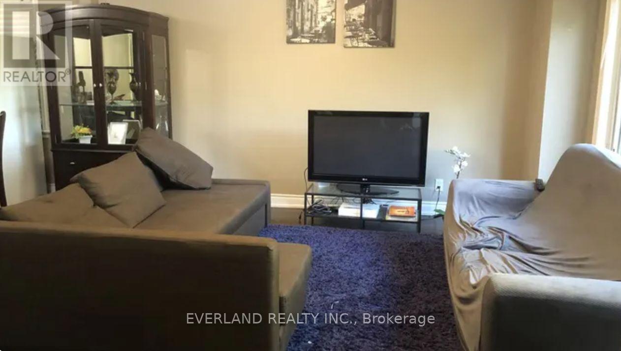 Upper - 302 Hendon Avenue, Toronto, Ontario  M2M 1B2 - Photo 8 - C12955330