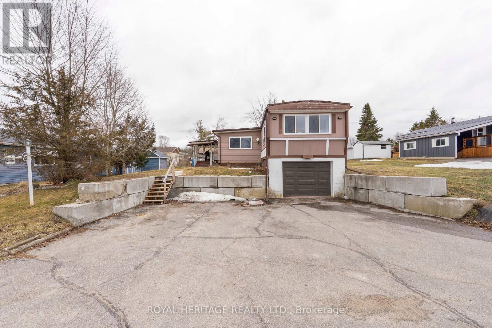 16 Fenelon Way, Kawartha Lakes, Ontario  K9V 4R1 - Photo 2 - X12952358