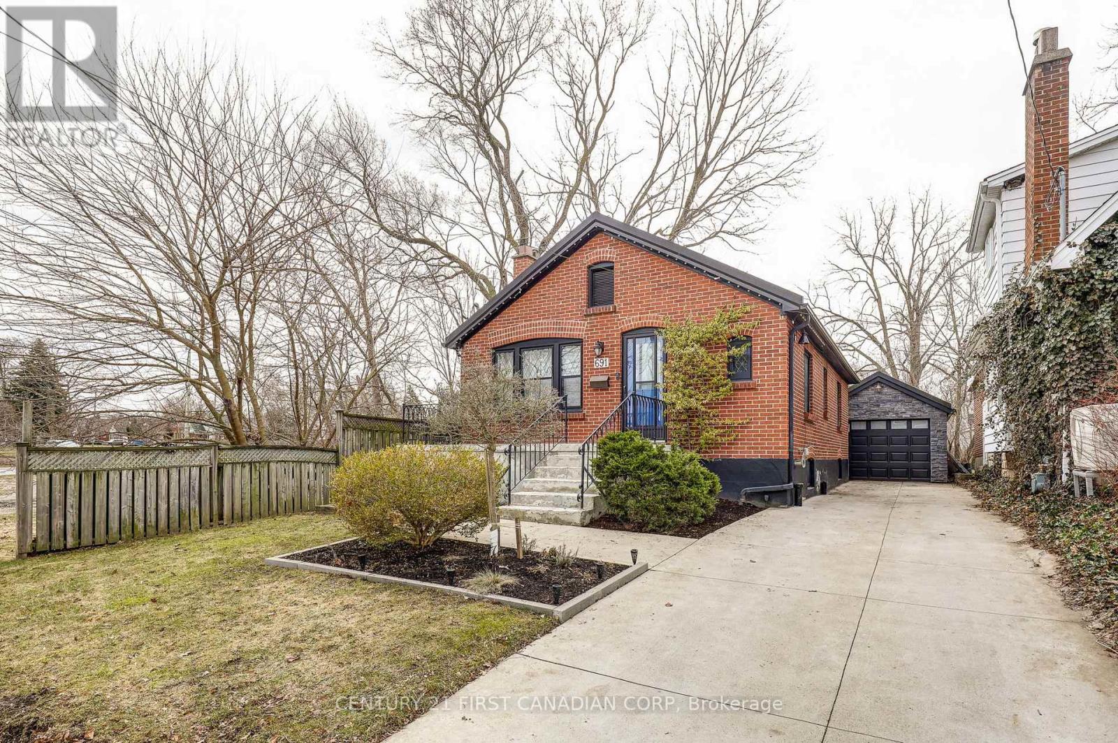 691 Emery Street E, London South, Ontario  N6C 2G3 - Photo 2 - X12955198