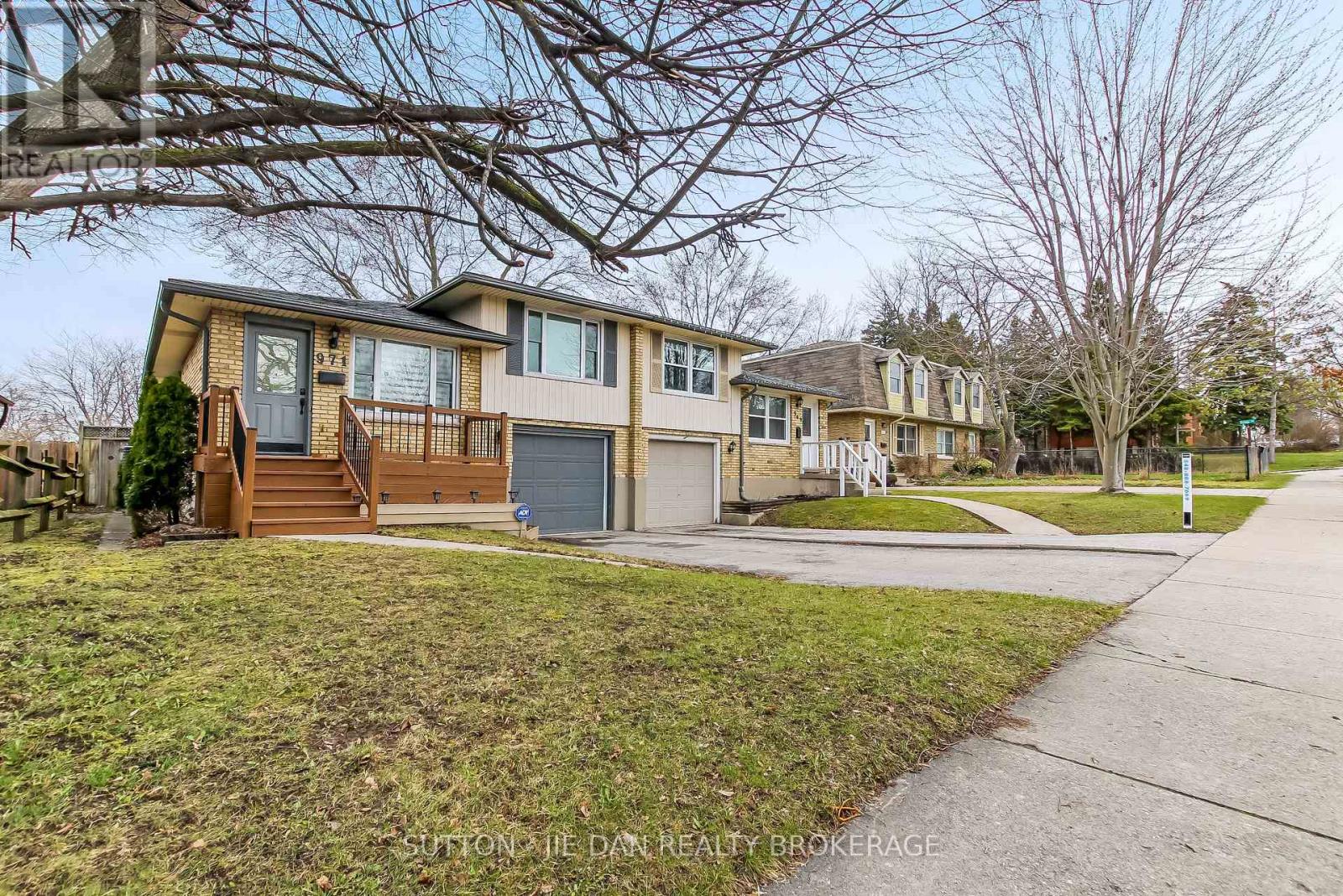 971 Eagle Crescent, London South, Ontario  N5Z 4K5 - Photo 2 - X12949904