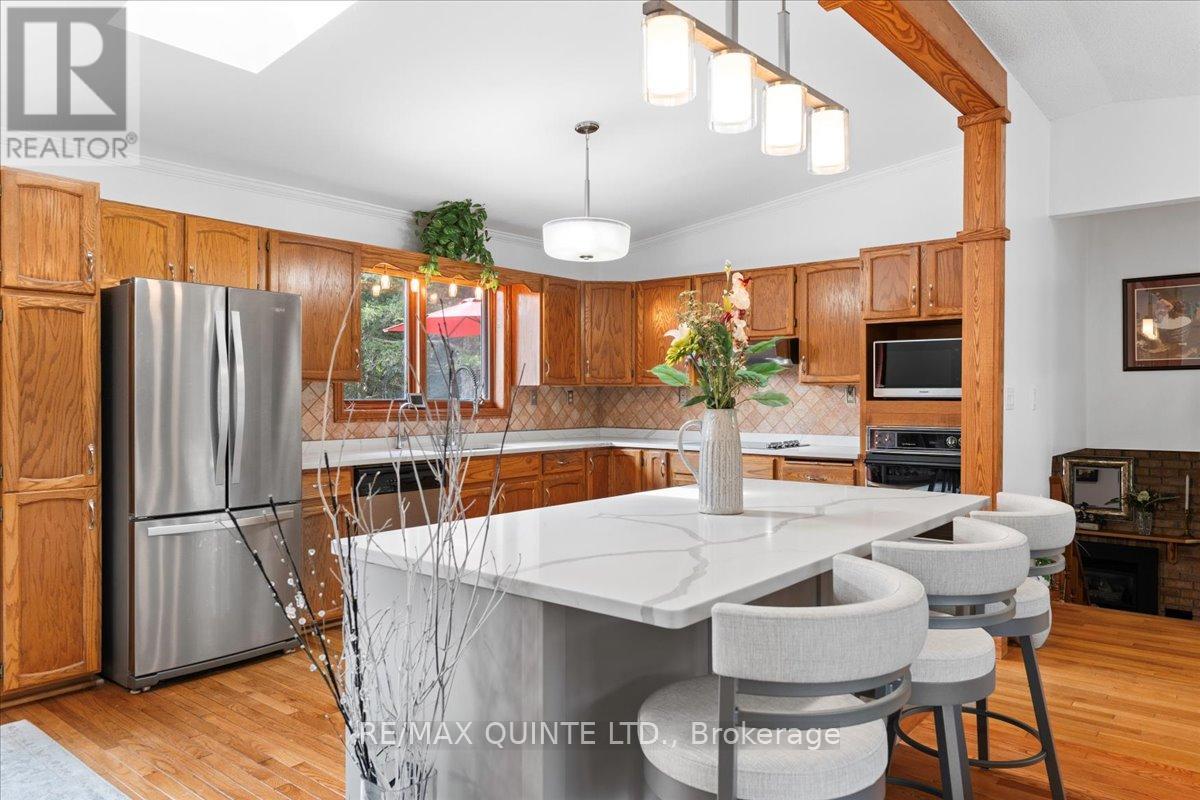 338 Sunrise Drive, Prince Edward County, Ontario  K8N 4Z7 - Photo 17 - X12955486