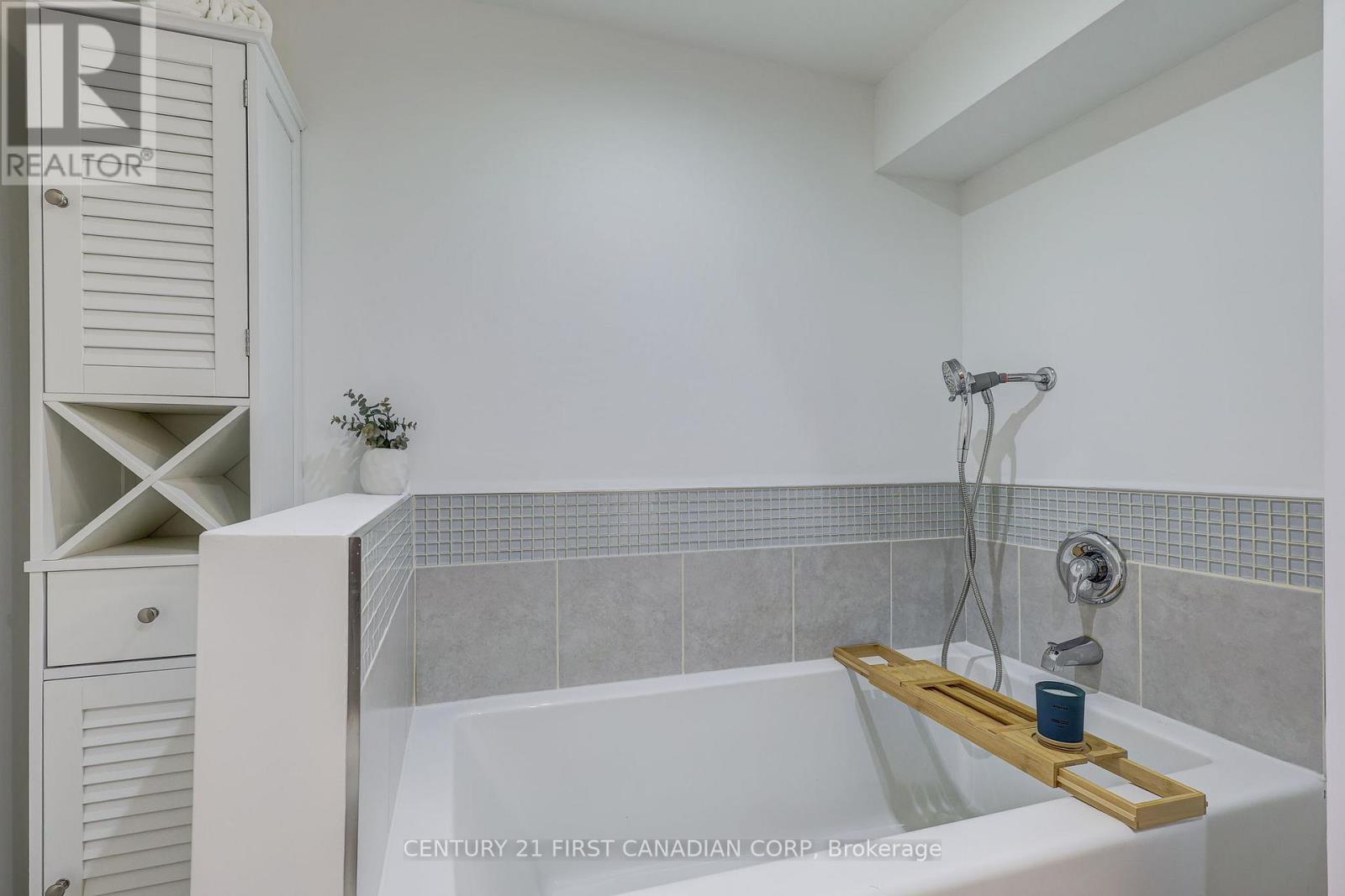 691 Emery Street E, London South, Ontario  N6C 2G3 - Photo 38 - X12955198