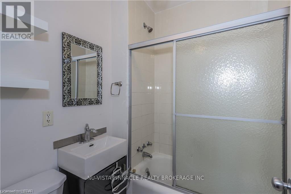 Upper Unit - 11 Oxford Street, London North, Ontario  N6H 1R2 - Photo 5 - X12955516