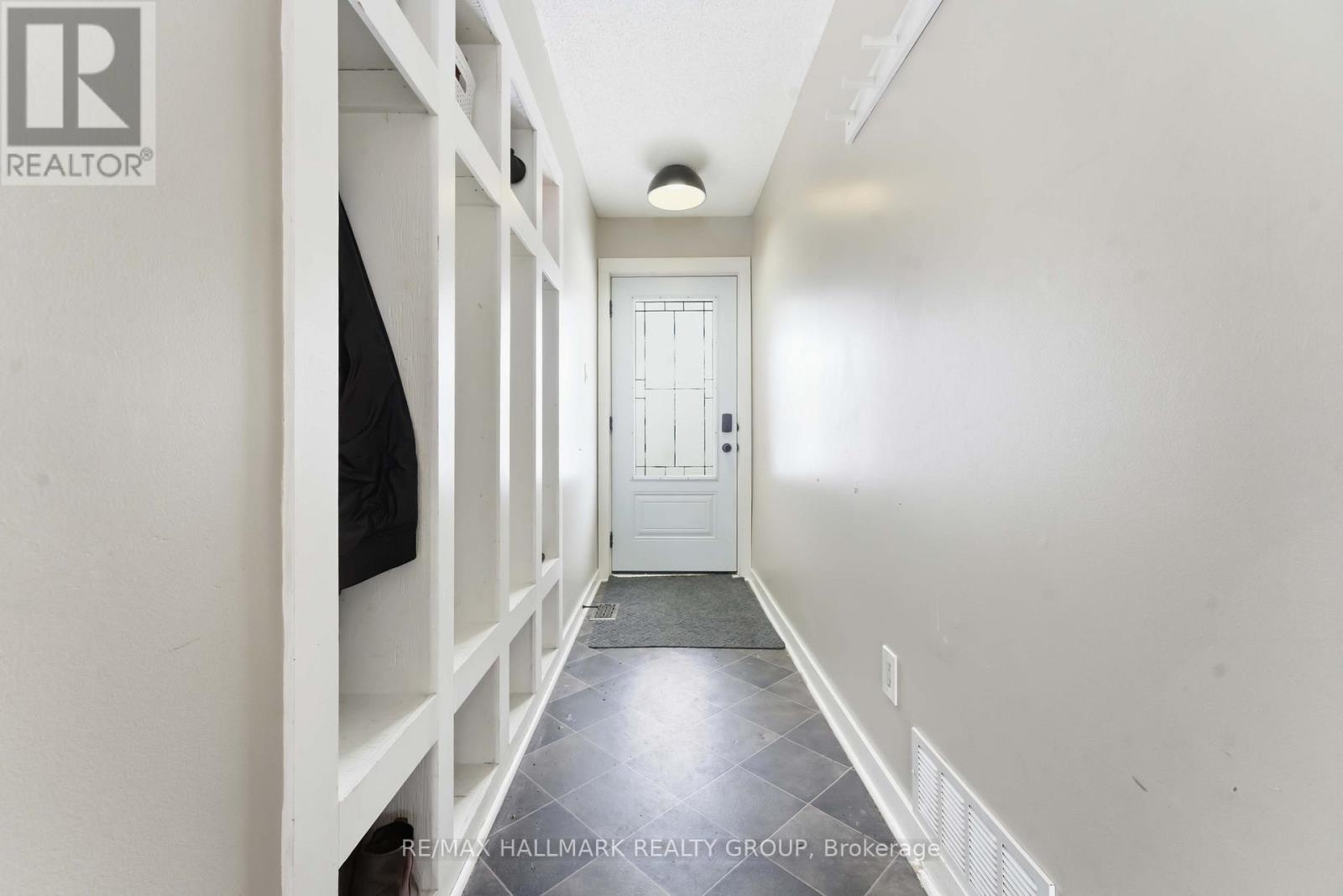 1091 Burgundy Lane, Ottawa, Ontario K1C 2M9 - Photo 2 - X12928116