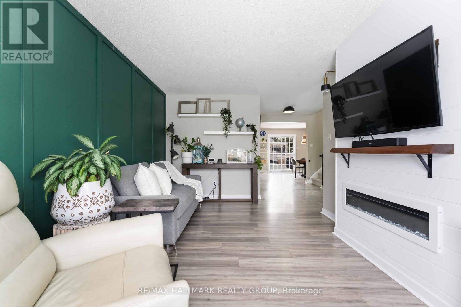 1091 Burgundy Lane, Ottawa, Ontario K1C 2M9 - Photo 4 - X12928116