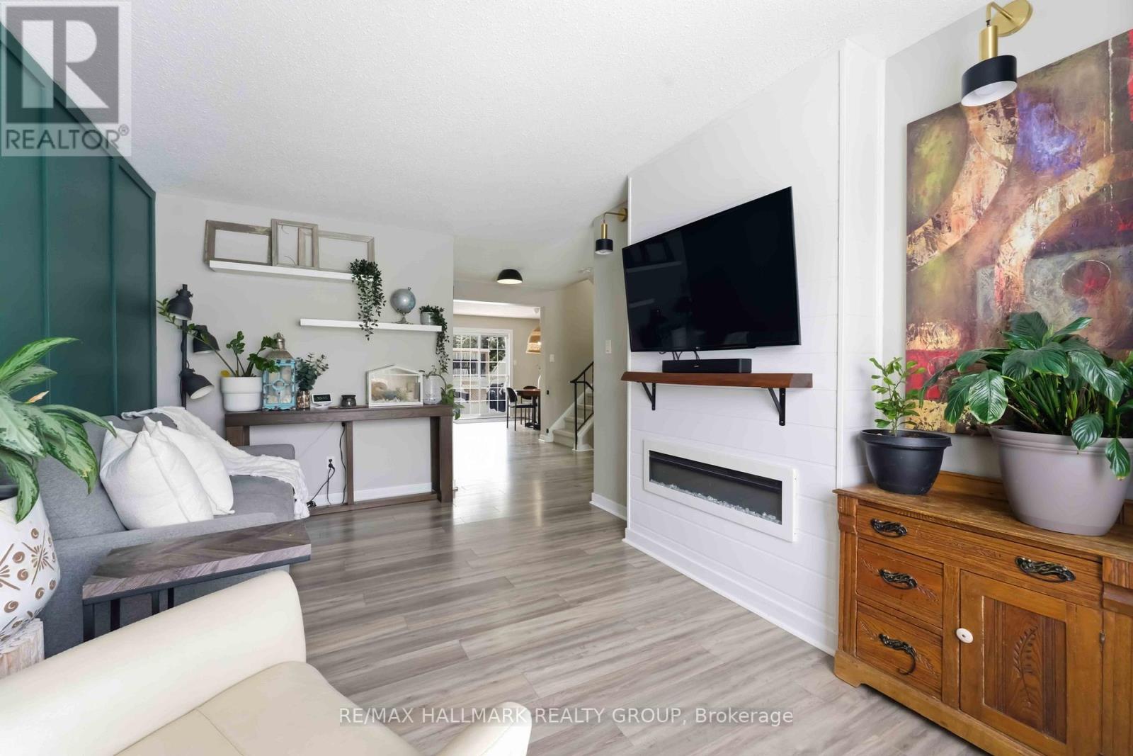 1091 Burgundy Lane, Ottawa, Ontario K1C 2M9 - Photo 5 - X12928116