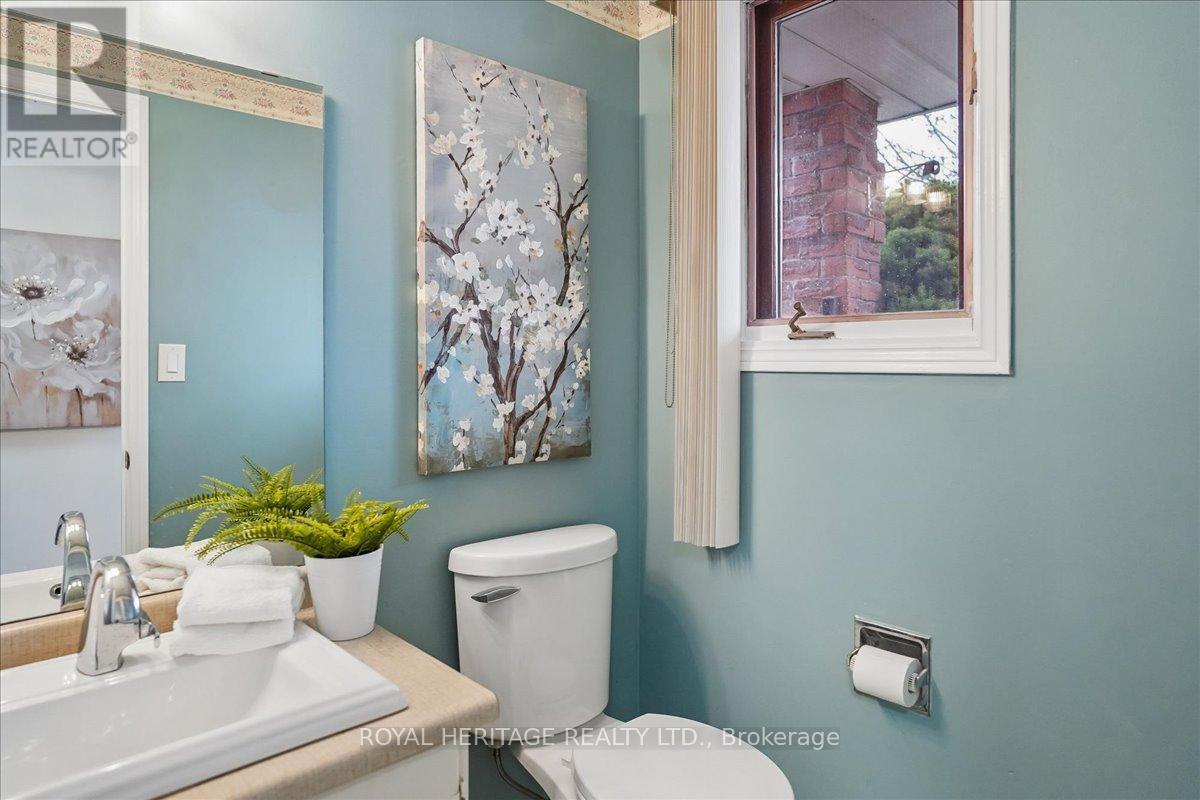 148 Adele Crescent, Oshawa, Ontario  L1J 7X6 - Photo 4 - E12955576